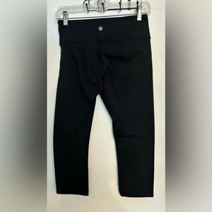 lululemon Womens sz 6 Black Capri legging Front waistband interior pocket Cotton